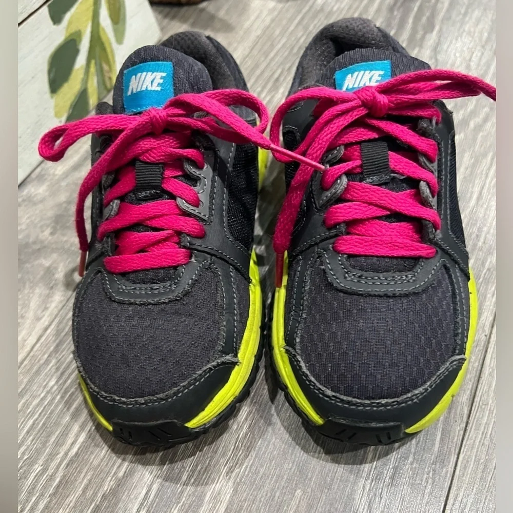 Nike Kids Dual Fusion ST2 Training Shoe in Gray, Magenta and Neon Yellow Size 11